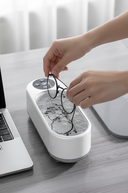 Mains plaçant lunettes dans nettoyeur