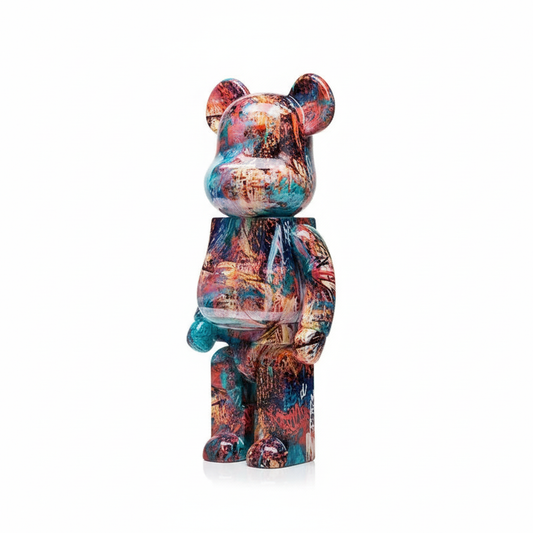 Sculpture d'ours graffiti sur fond blanc